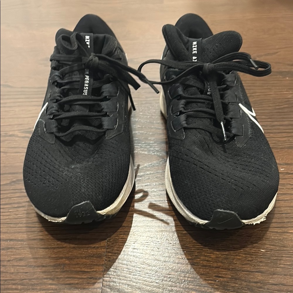 Nike Black and White Athletic Shoes with Cushioned Sole
